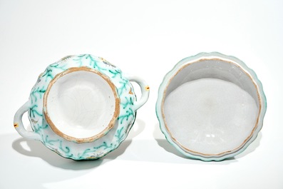 Een polychrome Brussels aardewerken dekselterrine met rupsen en vlinders, 18/19e eeuw